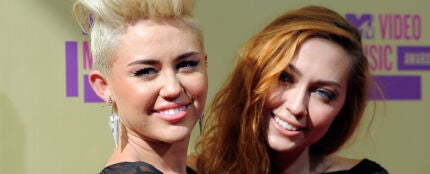 Miley Cyrus junto a su hermana Brandi