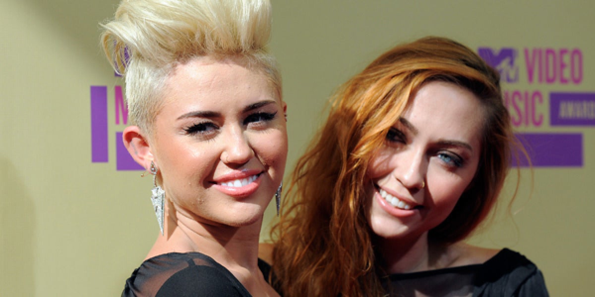 Miley Cyrus junto a su hermana Brandi