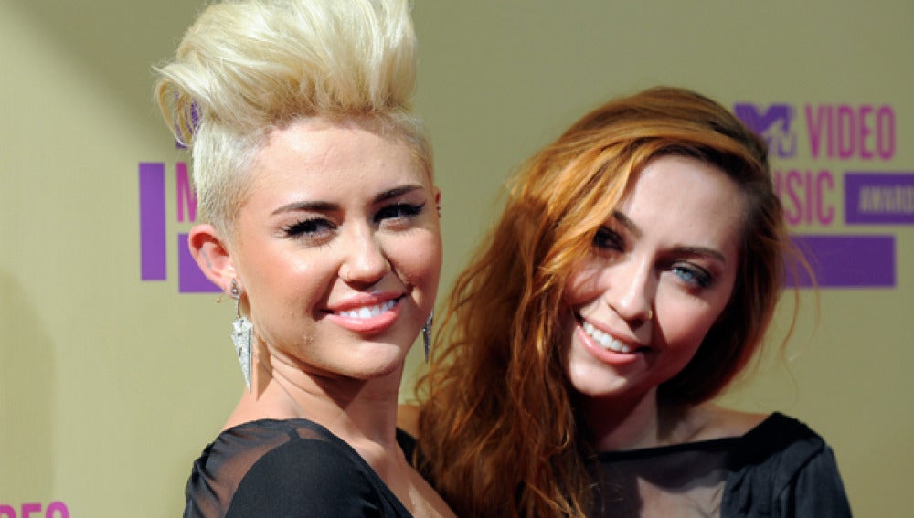 Miley Cyrus junto a su hermana Brandi
