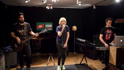 Najwa Nimri canta Feed us