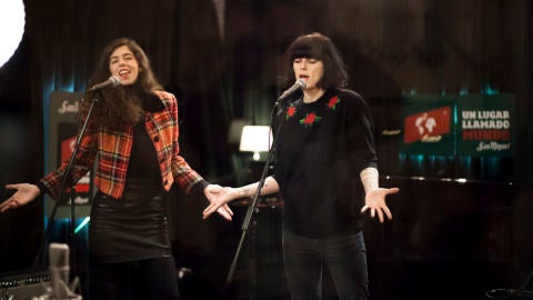 Bimba Bos&eacute; y Julia de Castro cantan Mambo Italiano