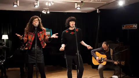 Bimba Bosé y Julia de Castro cantan Tintarella di luna Bimba Bosé y Julia de Castro cantan Tintarella di luna