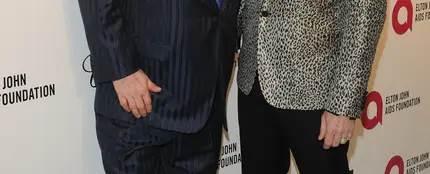 Elton John en su fiesta post ceremonia junto a su marido David Furnish Elton John en su fiesta post ceremonia junto a su marido David Furnish
