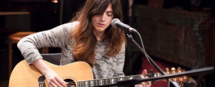 María Rodés tocando la guitarra