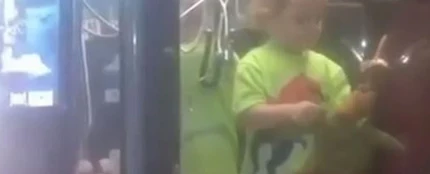 Un niño, atrapado en una máquina de juguetes Un niño, atrapado en una máquina de juguetes