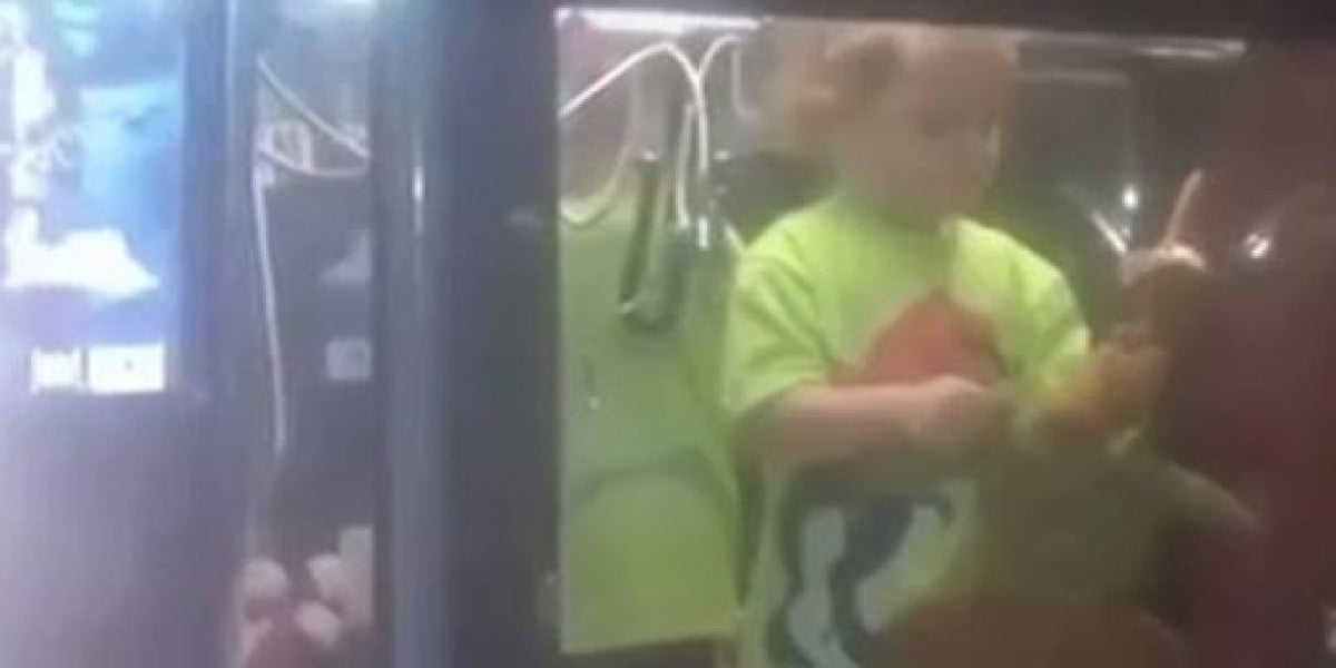 Un niño, atrapado en una máquina de juguetes