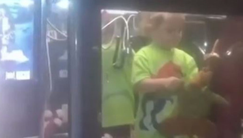 Un niño, atrapado en una máquina de juguetes