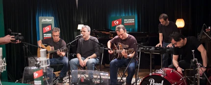 Hombres G cantando en Un lugar llamado mundo Hombres G cantando en Un lugar llamado mundo