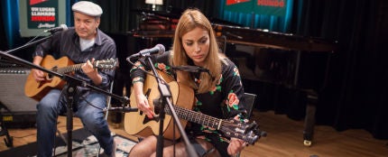 Nat Simons canta Another coffee and cigarette day