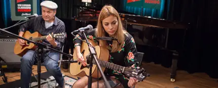 Nat Simons canta Another coffee and cigarette day Nat Simons canta Another coffee and cigarette day