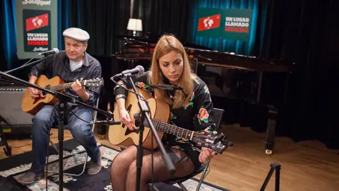 Nat Simons canta Another coffee and cigarette day Nat Simons canta Another coffee and cigarette day