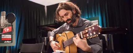 Javier Limón tocando la guitarra Javier Limón tocando la guitarra