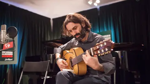 Javier Limón tocando la guitarra Javier Limón tocando la guitarra