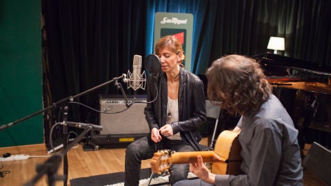 Magos Herrera y Lim&oacute;n cantan Skylark