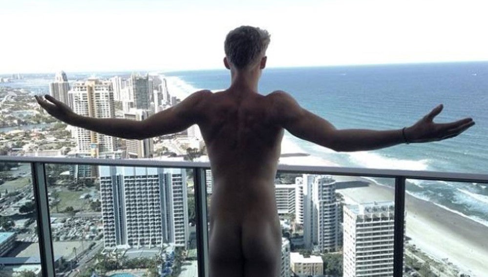 Cody Simpson se muestra desnudo al mundo
