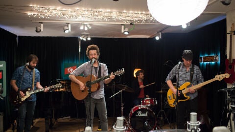 Ni&ntilde;os mutantes interpreta Robot