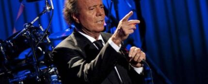 Julio Iglesias quiere cantar con 1D o Bruno Mars