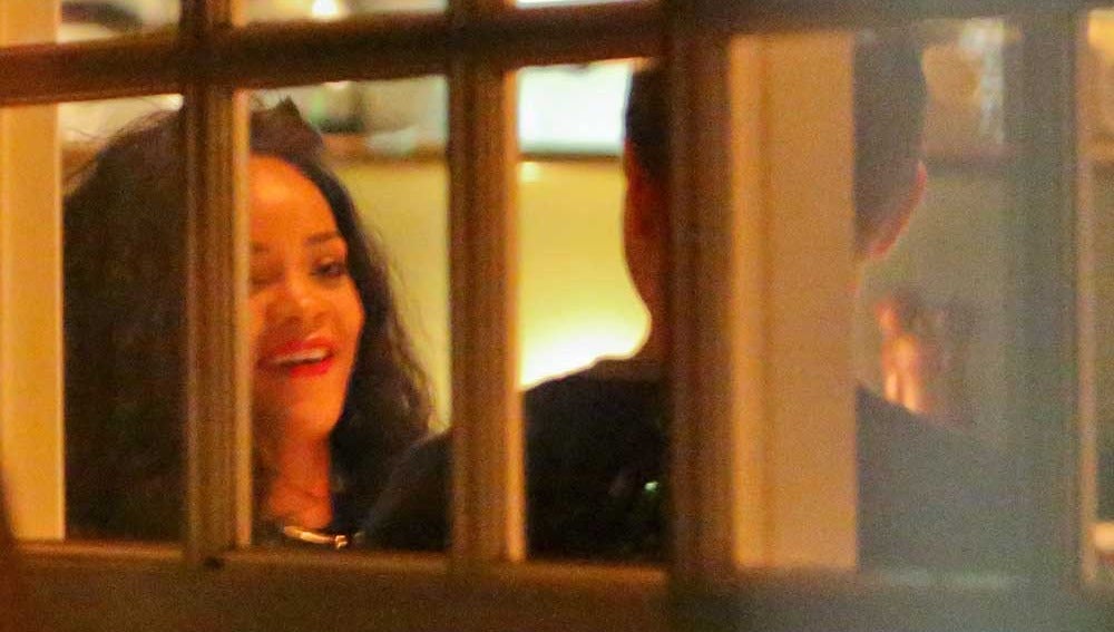 Rihanna y Chris Martin, pillados juntos de cena