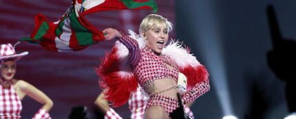 Miley Cyrus ondea la ikurri&ntilde;a en Barcelona