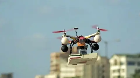 Un drone reparte pizzas a domicilio Un drone reparte pizzas a domicilio