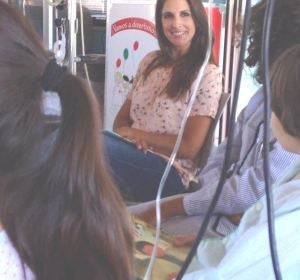 La cantante Nuria Fergó comparte una mañana con los niños del Hospital Materno de Málaga