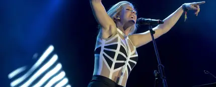 Ellie Goulding dándolo todo sobre el escenario Maravillas Ellie Goulding dándolo todo sobre el escenario Maravillas