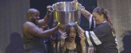 Rihanna cumpliendo con el reto del cubo de agua