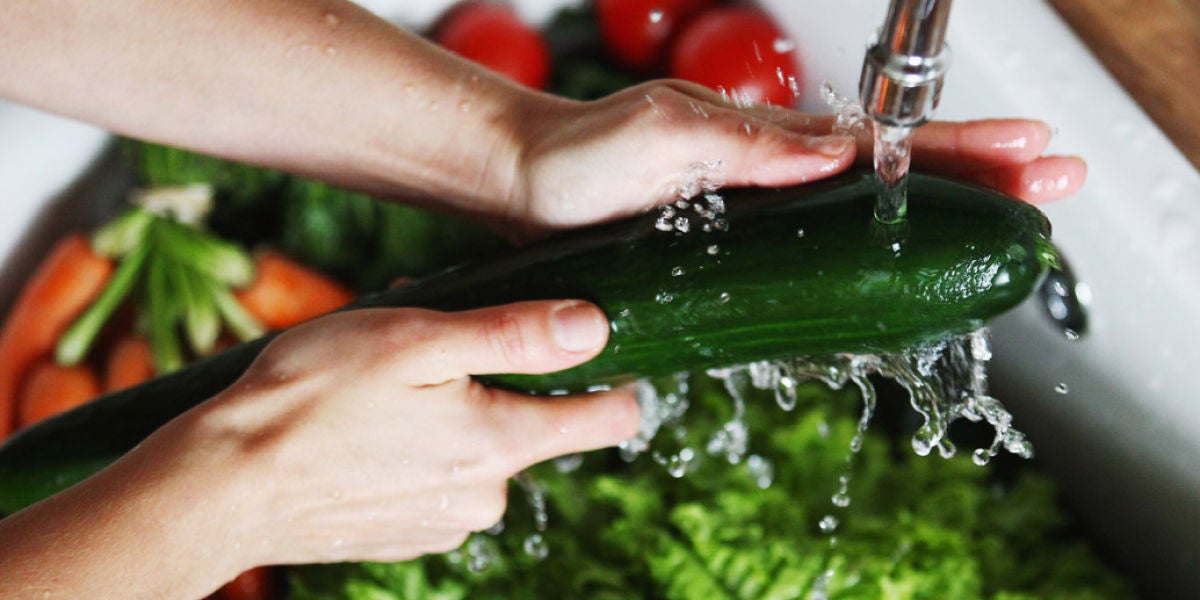 La hidratación es básica para la salud ¿Una rodajita de pepino?