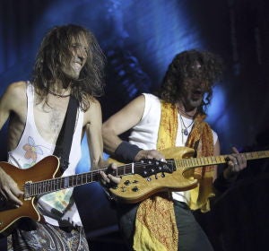 El guitarrista y cantante de Extremoduro, Robe Iniesta, e Iñaki Antón El guitarrista y cantante de Extremoduro, Robe Iniesta, e Iñaki Antón