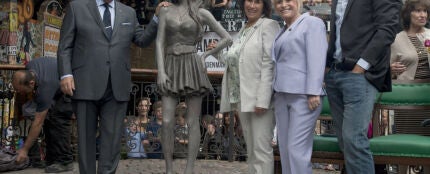 Estatua del cantante Amy Winehouse en el barrio Candem