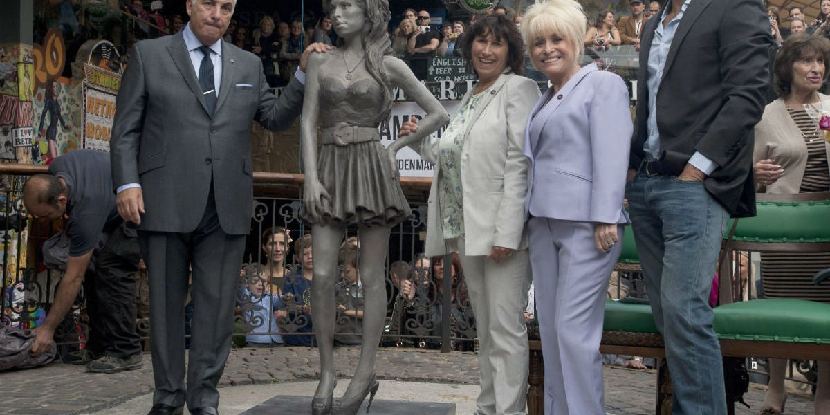 Estatua del cantante Amy Winehouse en el barrio Candem