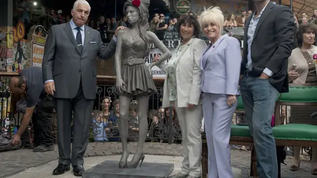 Estatua del cantante Amy Winehouse en el barrio Candem