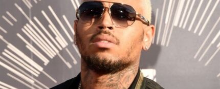 Chris Brown empuja fuertemente a una fan