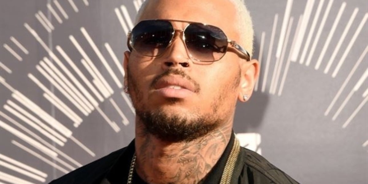 Chris Brown empuja fuertemente a una fan
