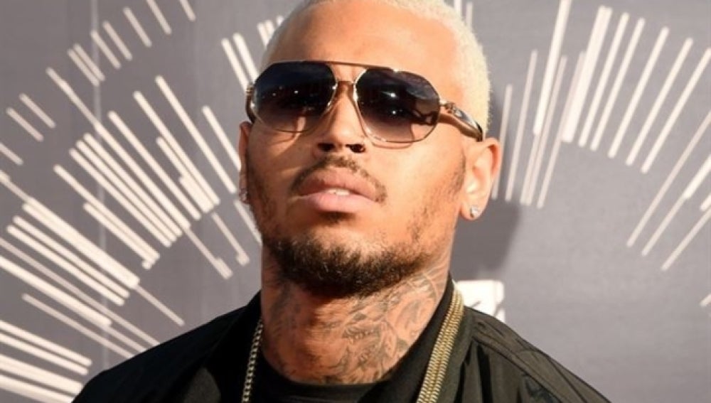 Chris Brown empuja fuertemente a una fan
