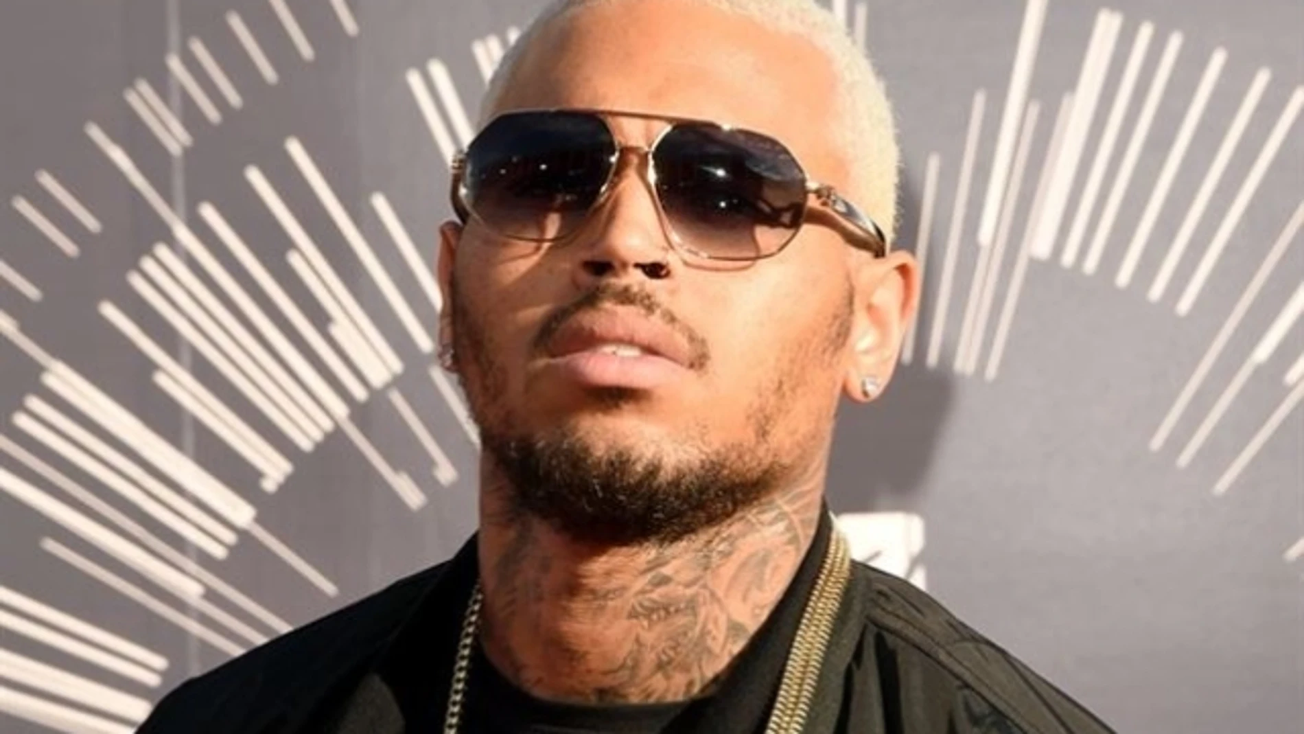 Chris Brown empuja fuertemente a una fan Chris Brown empuja fuertemente a una fan