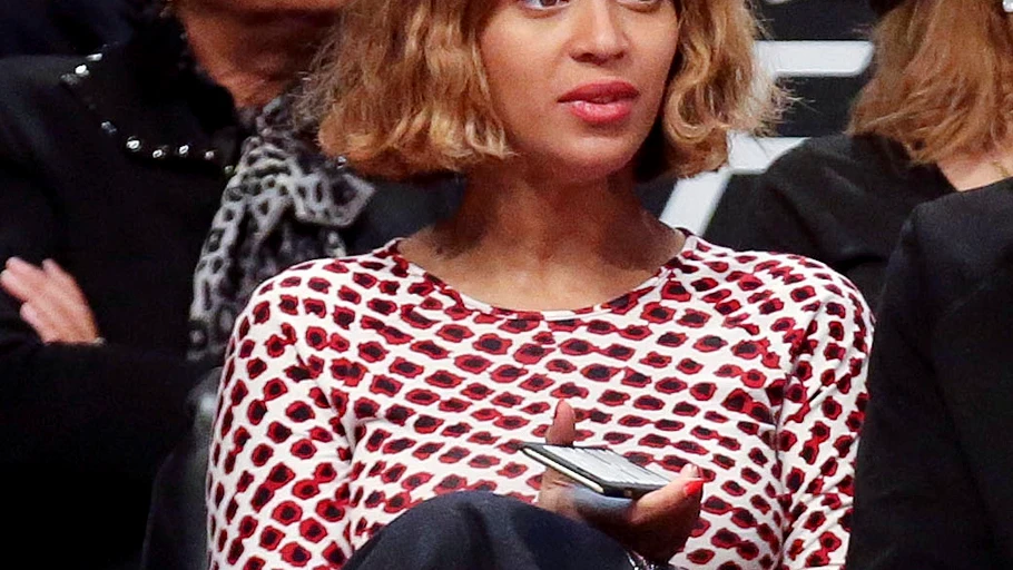 Beyoncé luciendo su nuevo corte de pelo Beyoncé luciendo su nuevo corte de pelo
