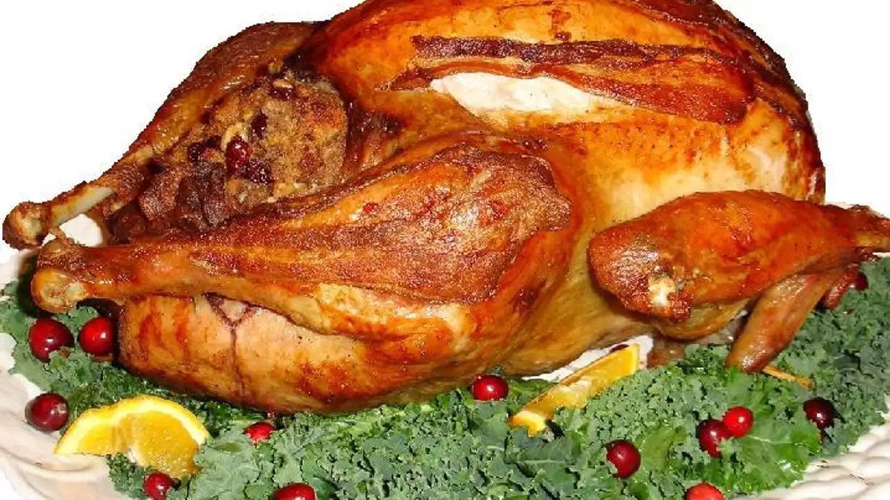 El suculento pavo de Acción de Gracias. Trinchando, que es gerundio. El suculento pavo de Acción de Gracias. Trinchando, que es gerundio.