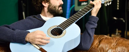 Javier Limón tocando la guitarra Javier Limón tocando la guitarra