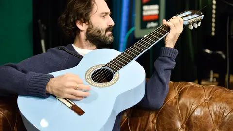 Javier Limón tocando la guitarra Javier Limón tocando la guitarra