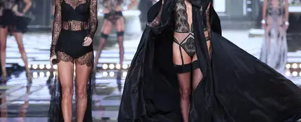 Taylor mira orgullosa a su amiguísima Karlie Kloss Taylor mira orgullosa a su amiguísima Karlie Kloss