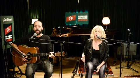 M&uuml;rfila canta Enfant Terrible