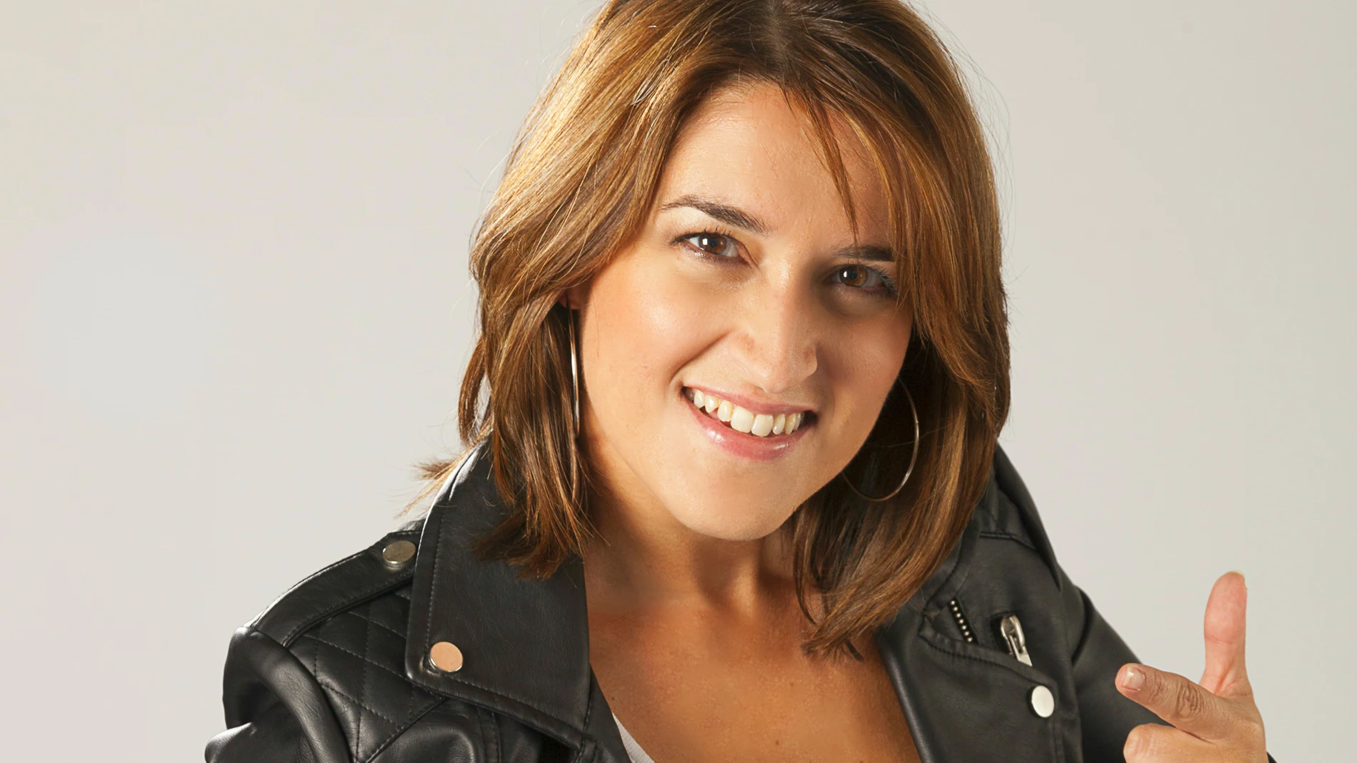Julie Thomasoro, presentadora de La Noche Es Nuestra Julie Thomasoro, presentadora de La Noche Es Nuestra