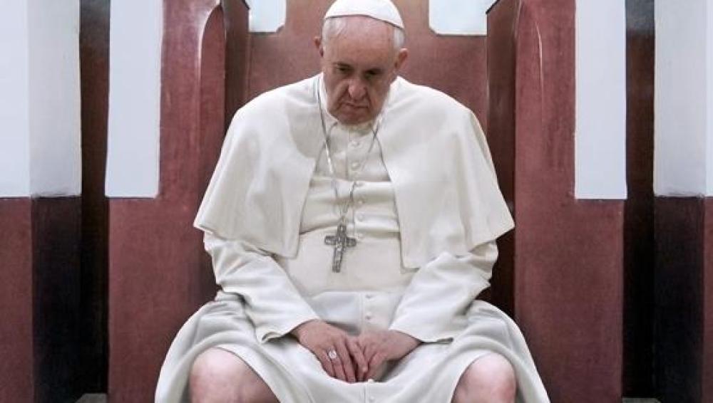 El Papa Francisco I en el inodoro