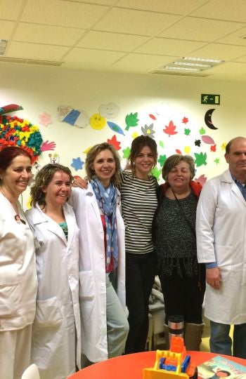 Manuela Velasco con el personal del hospital