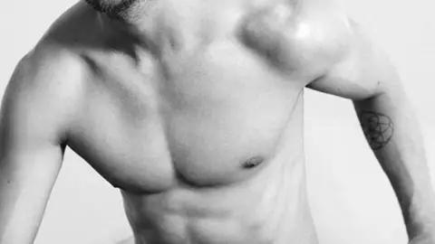 Así de buenorro está Calvin Harris con los calzoncillos de Armani Así de buenorro está Calvin Harris con los calzoncillos de Armani