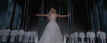 Lady Gaga homenajea 'Sonrisas y lágrimas' en su actuación de los Oscar Lady Gaga homenajea 'Sonrisas y lágrimas' en su actuación de los Oscar