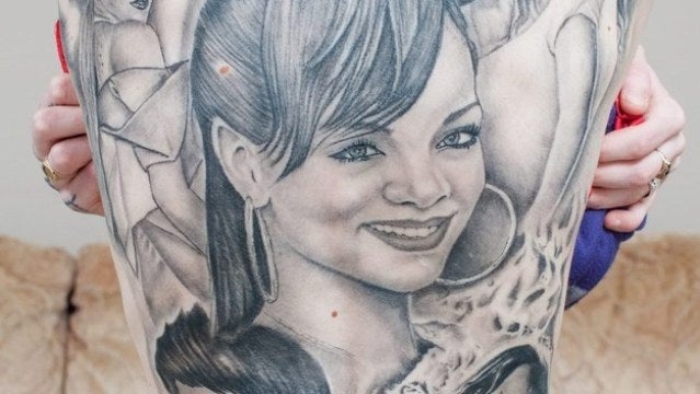 Una fan se tatúa el cuerpo con imágenes de Rihanna