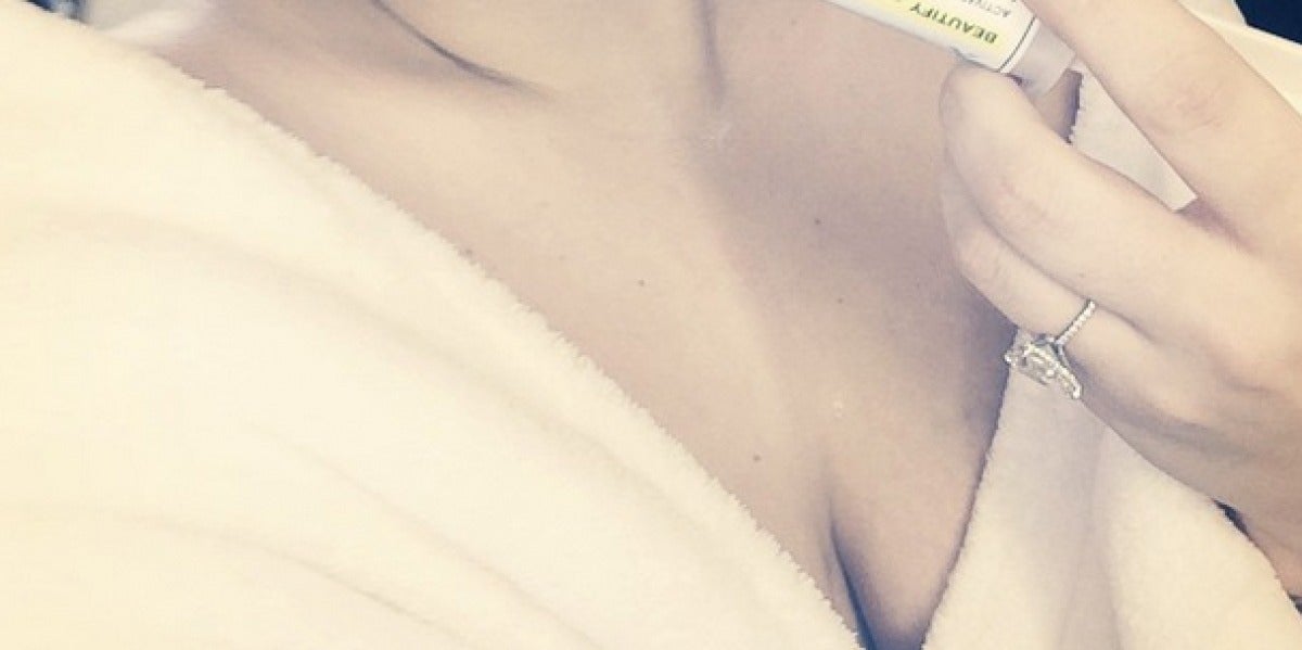 Lady Gaga con una inyección en la boca
