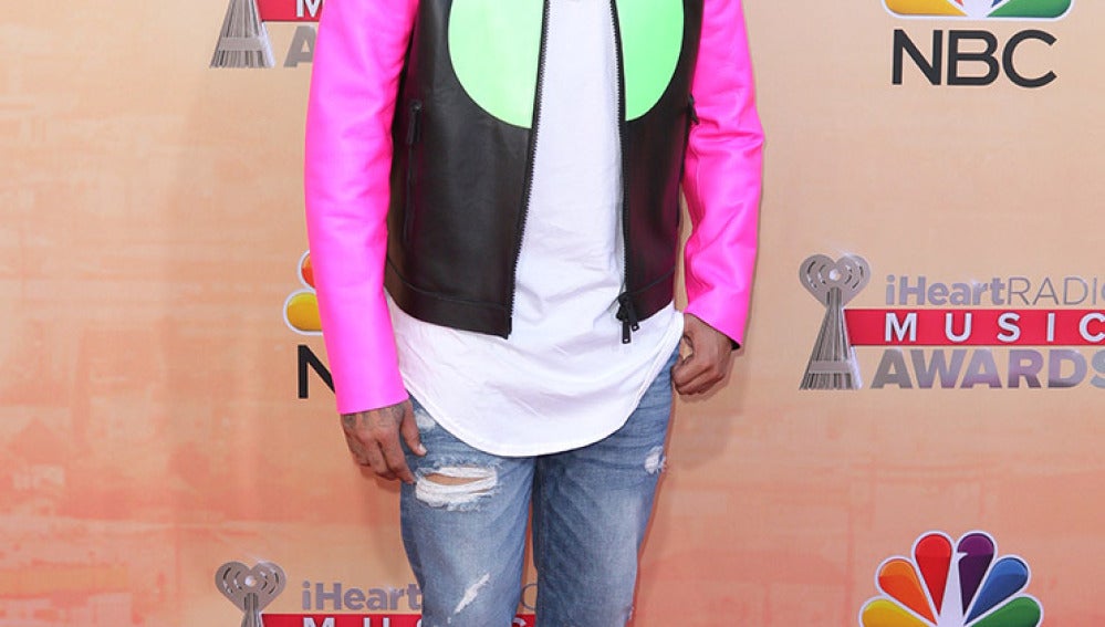 Chris Brown posa en el photocall con sombrero y gafas de sol